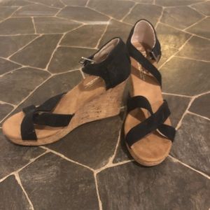 Toms wedges